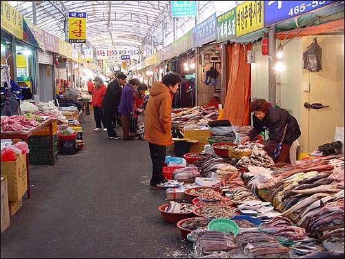 군산의 대표적인 재래시장인 공설시장, 설을 맞이해 전 품목 20% 할인행사를 실시하고 있다. 